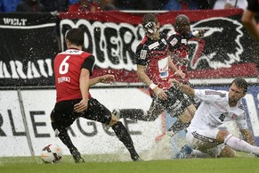 Die drei Spielminuten vor dem Abbruch verkommen zur Wasserschlacht.