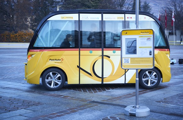 ARCHIV - ZUR AKZEPTANZSTUDIE ZU SELBSTFAHRENDEN BUSSEN STELLEN WIR IHNEN DIESES ARCHIVBILD ZUR VERFUEGUNG - Une navette autonome est photographiee ce jeudi 17 decembre 2015 a Sion. CarPostal, la Ville ...