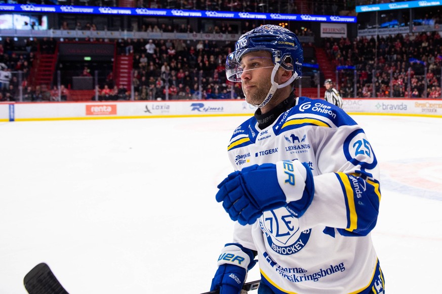 230204 Leksands Carter Camper jublar efter 1-1 malet under ishockeymatchen i SHL mellan Örebro och Leksand den 4 februari 2023 i Örebro. *** 230204 Leksands Carter Camper celebrates after the 1 1 goal ...