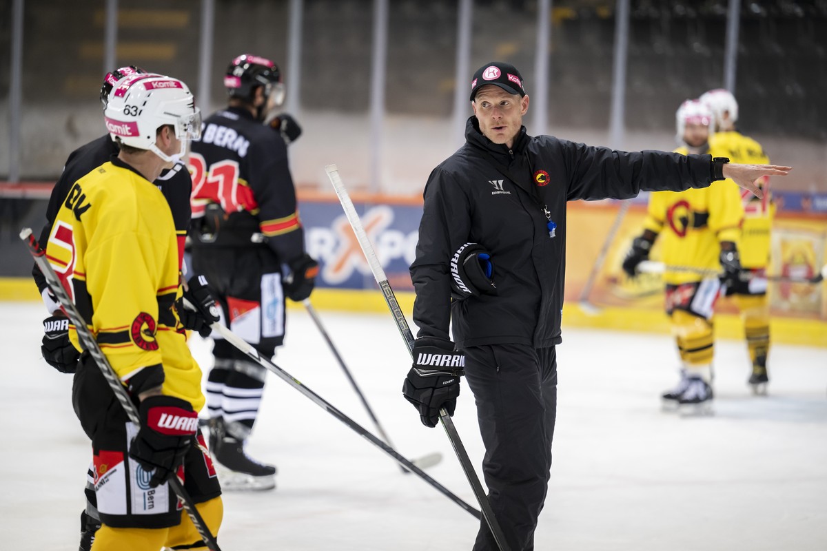 Der neue Trainer des SC Bern, Toni Soederholm, waehrend seinem ersten Training mit dem SC Bern, am Mittwoch, 16. November 2022, in der Postfinance Arena in Bern.(KEYSTONE/Anthony Anex)