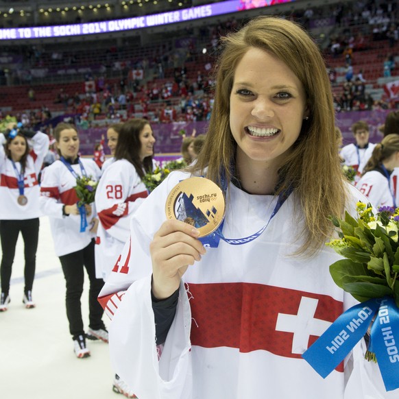 ARCHIVBILD ZUM RUECKTRITT VON FLORENCE SCHELLING --- Switzerland's ice hockey women goalkeeper Florence Schelling celebrates her bronze medal during the women's ice hockey victory ceremony a ...