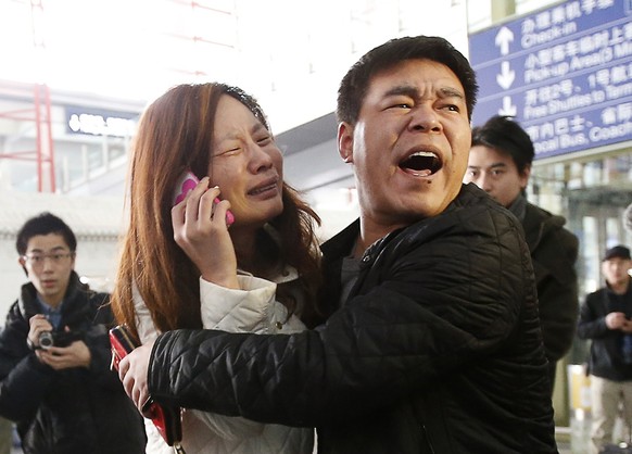 Eine Angehörige eines Fluggastes in Peking, wo die Maschine hätte landen sollen.