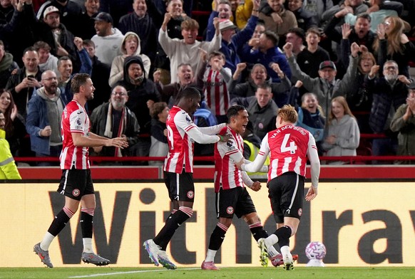 Brentford&#039;s Fabio Carvalho, second from right, celebrates scoring their side&#039;s second goal of the game during the Premier League soccer match against Chelsea, Saturday, Sept. 13, 2025, at th ...