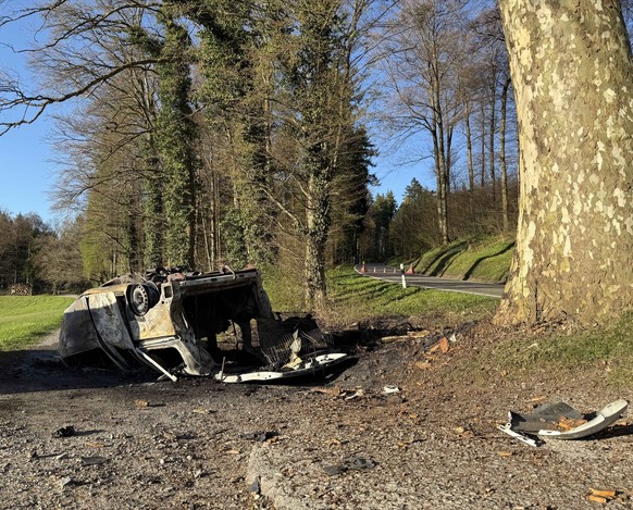 Das ausgebrannte Auto am Strassenrand.