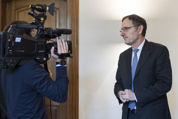 Der zuercher Regierungspraesident Mario Fehr, rechts, spricht zu einem Journalisten anlaesslich des Auslandbesuchs von Winfried Kretschmann, Ministerpraesident Baden-Wuerttemberg, (nicht auf dem Bild) ...