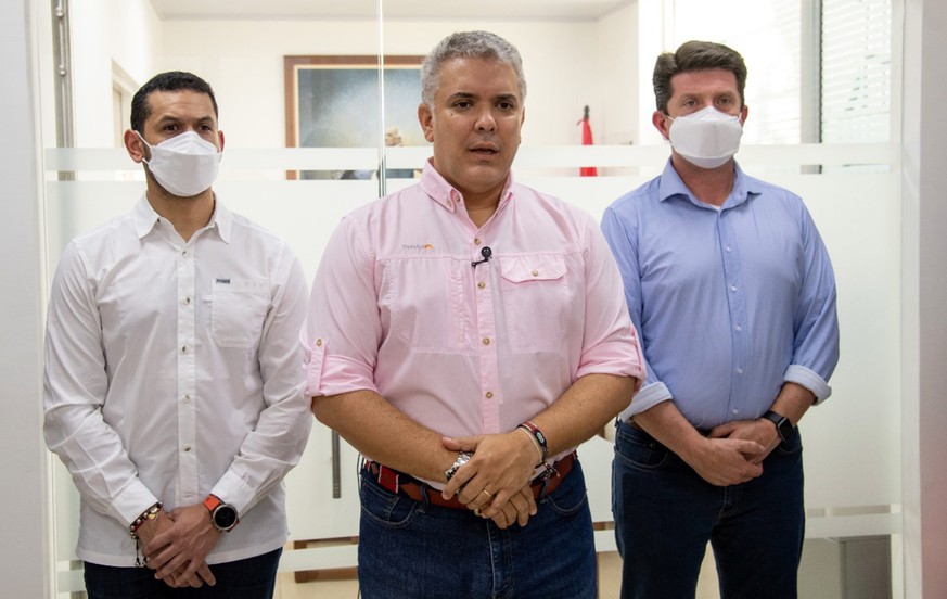 epa09301975 A handout photo made available by the Colombian presidency of President Ivan Duque (C) together with Interior Minister Daniel Palacios (L) and Defense Minister Diego Molano in Cucuta, Colo ...