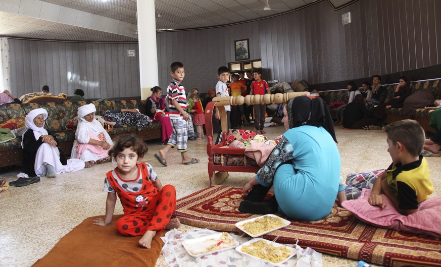 Jesidische Flüchtlinge in Dohuk. Die Sorge um die Flüchtlinge der religiösen Sicherheit wächst. Den in den Bergregionen eingeschlossenen Menschen fehlt es nach UNO-Angaben an Wasser und Lebensmitteln.