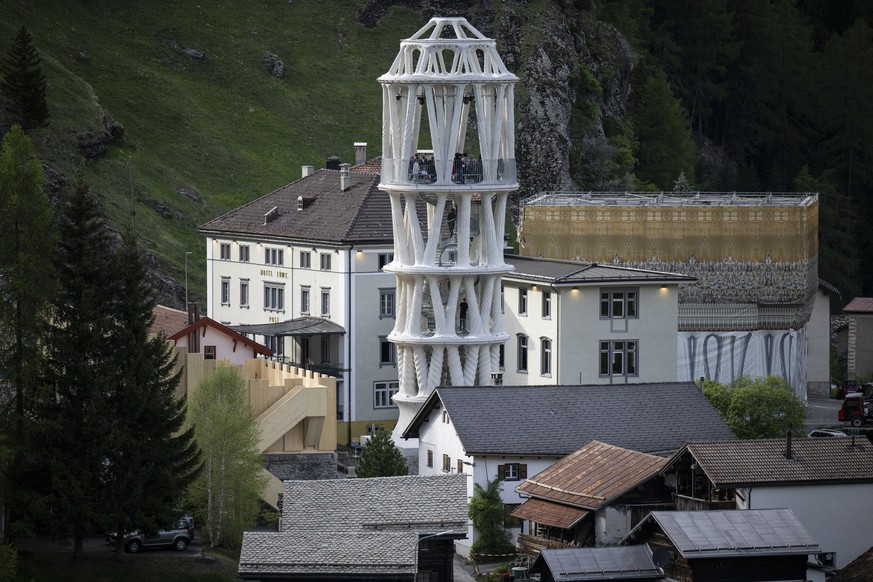 Blick auf den Weissen Turms, aufgenommen nach dessen Enthuellung, am Montag, 19. Mai 2025, in Mulegns. Der Weisse Turm der Kulturstiftung Origen ist das hoechste digital gefertige Gebaeude der Welt. E ...
