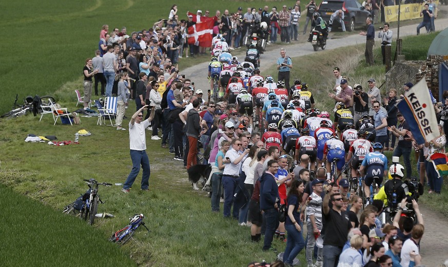 epa06655042 The pack of riders cycles through a cobblestone section during the 116th Paris Roubaix cycling race, France, 08 April 2018. EPA/ETIENNE LAURENT