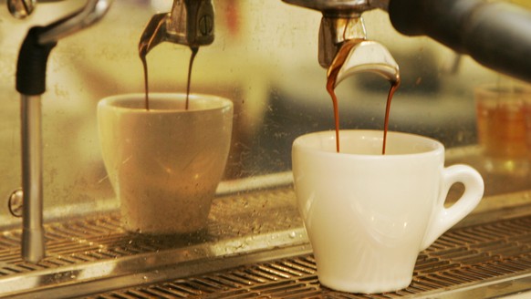 In this Thursday, Aug. 14, 2008 photo, espresso flows into a cup at a coffee house in Overland Park, Kan. A large U.S. federal study concludes people who drink coffee seem to live a little longer. Res ...