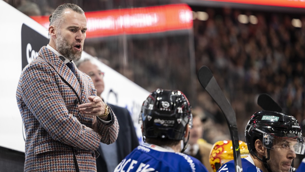 Der Freiburger Head Coach Christian Dube, links, spricht mit Killian Mottet, Mitte, neben Julien Sprunger, rechts, beim Eishockey Meisterschaftsspiel der National League zwischen dem HC Fribourg Gotte ...