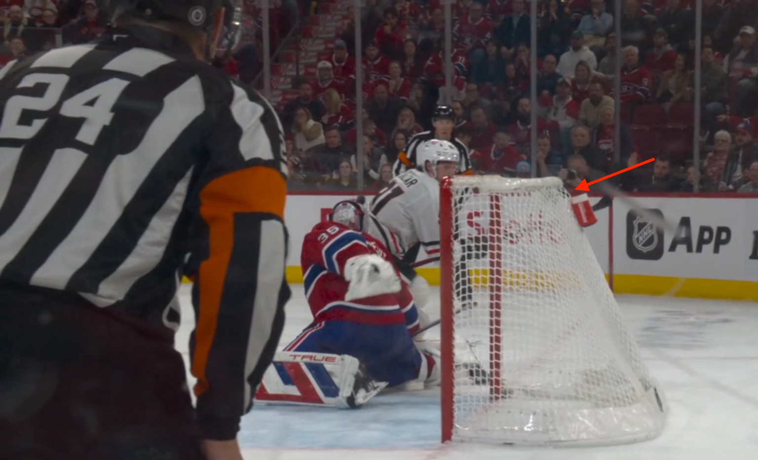 Penalty von Frank Nazar: Der Puck ist klar im Tor.