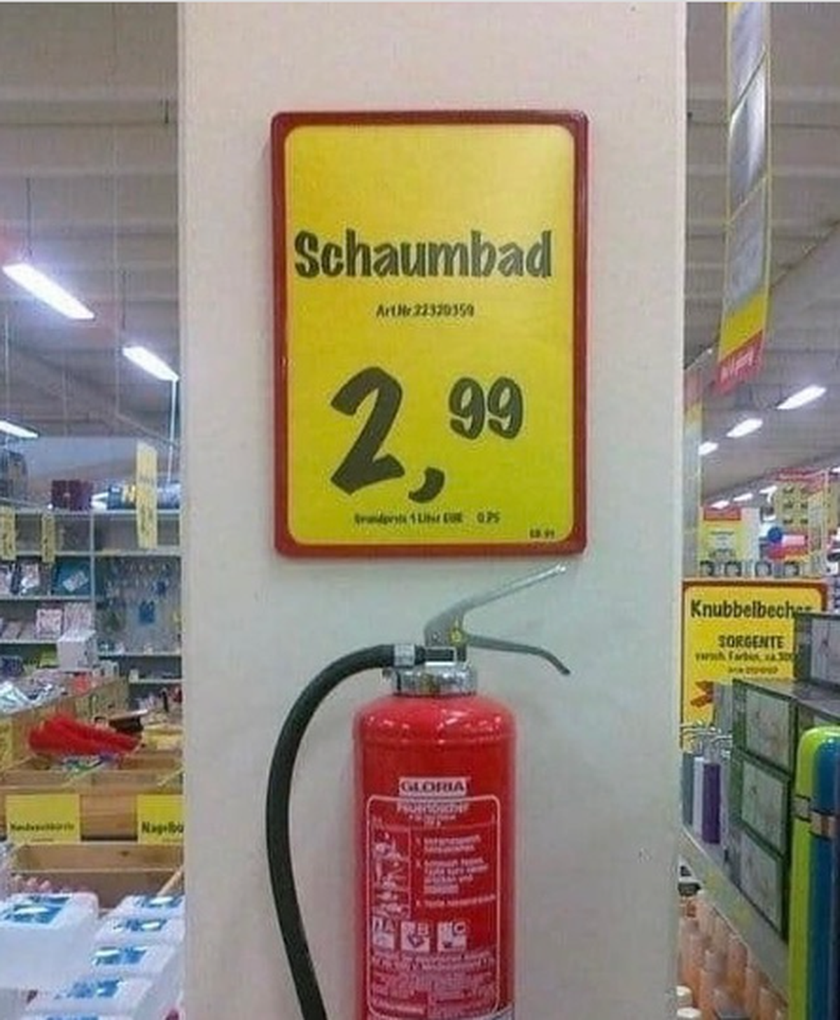 faildienstag: Schaumbad über Feuerlöscher