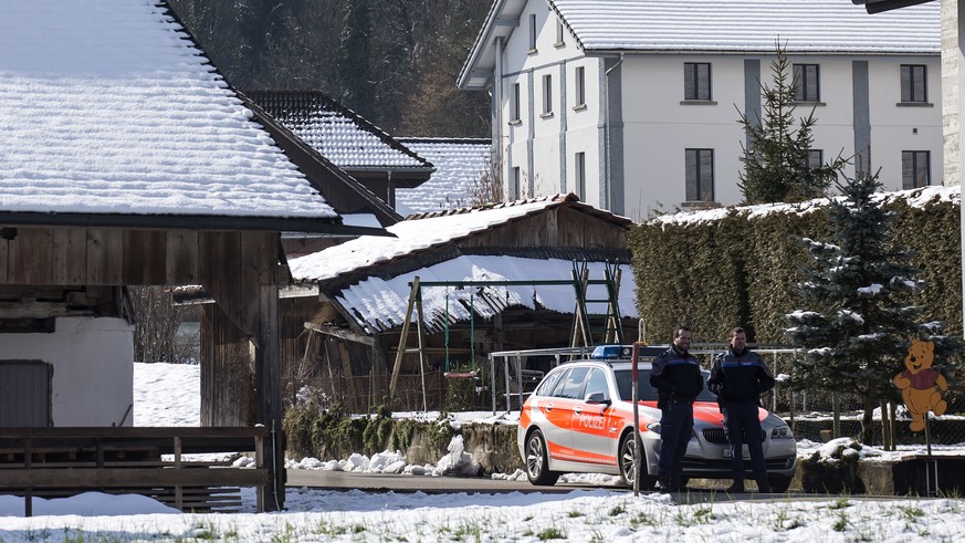 Die Luzerner Polizei riegelt ein Wohngebiet in Malters ab, am Mittwoch, 9. Maerz 2016. Eine 65-jaehrige Frau hat sich seit Dienstag in einem Haus in Malters verschanzt. Die Polizei hat das Haus umstel ...