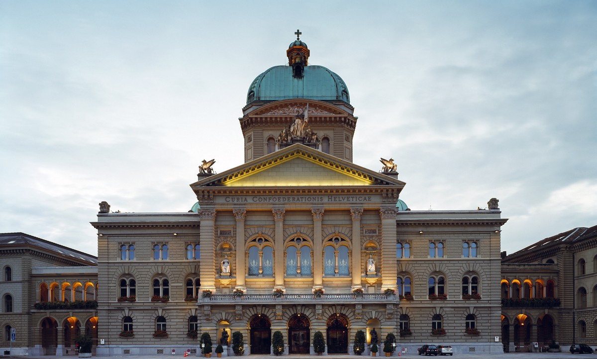 ARCHIVE --- VOR 10 JAHREN, AM 1. AUGUST 2004, WURDE IN BERN DER NEUGESTALTETE BUNDESPLATZ VOR DEM BUNDESHAUS EINGEWEIHT. ZUM BUNDESPLATZ STELLEN WIR IHNEN DIESES BILD ZUR VERFÜGUNG --- View of the new ...