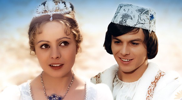 Erinnern wir uns noch einmal: an die Schauspielerin Libuše Šafránková, das einzig wahre Aschenbrödel (im Bild), an Jean-Paul Belmondo, an den 19-jährigen Schweizer Motorradrennfahrer Jason Dupasquier, an Milva, die unsterbliche italienische Schlagerdiva. An Prinz Philipp, der über sieben Jahrzehnte der Begleiter der Queen war. An den unglücklichen Willi Herren und die noch unglücklichere Kasia Lenhardt. Und an Guido Eugster, der uns mit dem Trio Eugster und Melodien wie dem «Walensee» noch lang in den Ohren liegen wird.