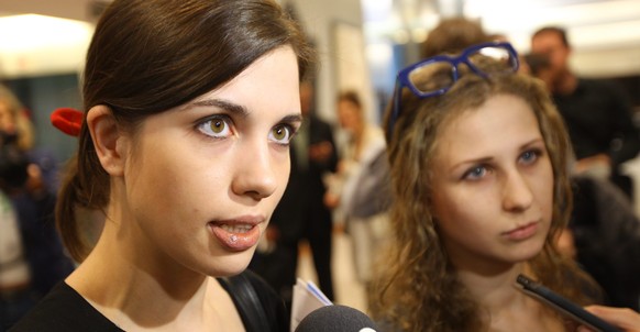 epa04149304 Nadeschda Tolokonnikowa (L) and Maria Aljochina (R) of the Russian punk band Pussy Riot arrive at a hearing by Green group on Russia and human rights at the EU parliament in Brussels, Belg ...