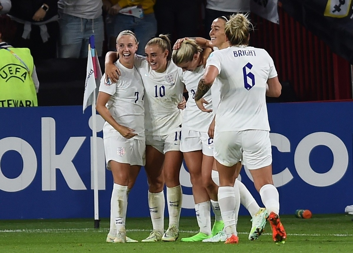 epa10092816 England's Alessia Russo celebrates with teammates after scoring the 3-0 during the UEFA Women's EURO 2022 semi final soccer match between England and Sweden in Sheffield, Britain ...