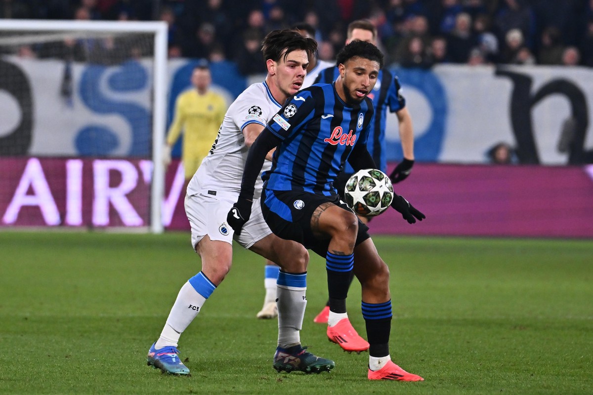 epa11906269 Brugge's Ardon Jashari and Atalanta's Jose' Ederson in action during the UEFA Champions League knockout phase play-offs 2nd leg match between Atalanta BC and Club Brugge KV  ...