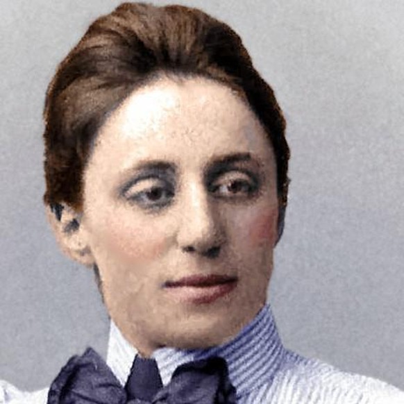 Emmy Noether, vor 1910 (nachkoloriert)
https://de.wikipedia.org/wiki/Emmy_Noether#/media/Datei:Noether_retusche_nachcoloriert.jpg