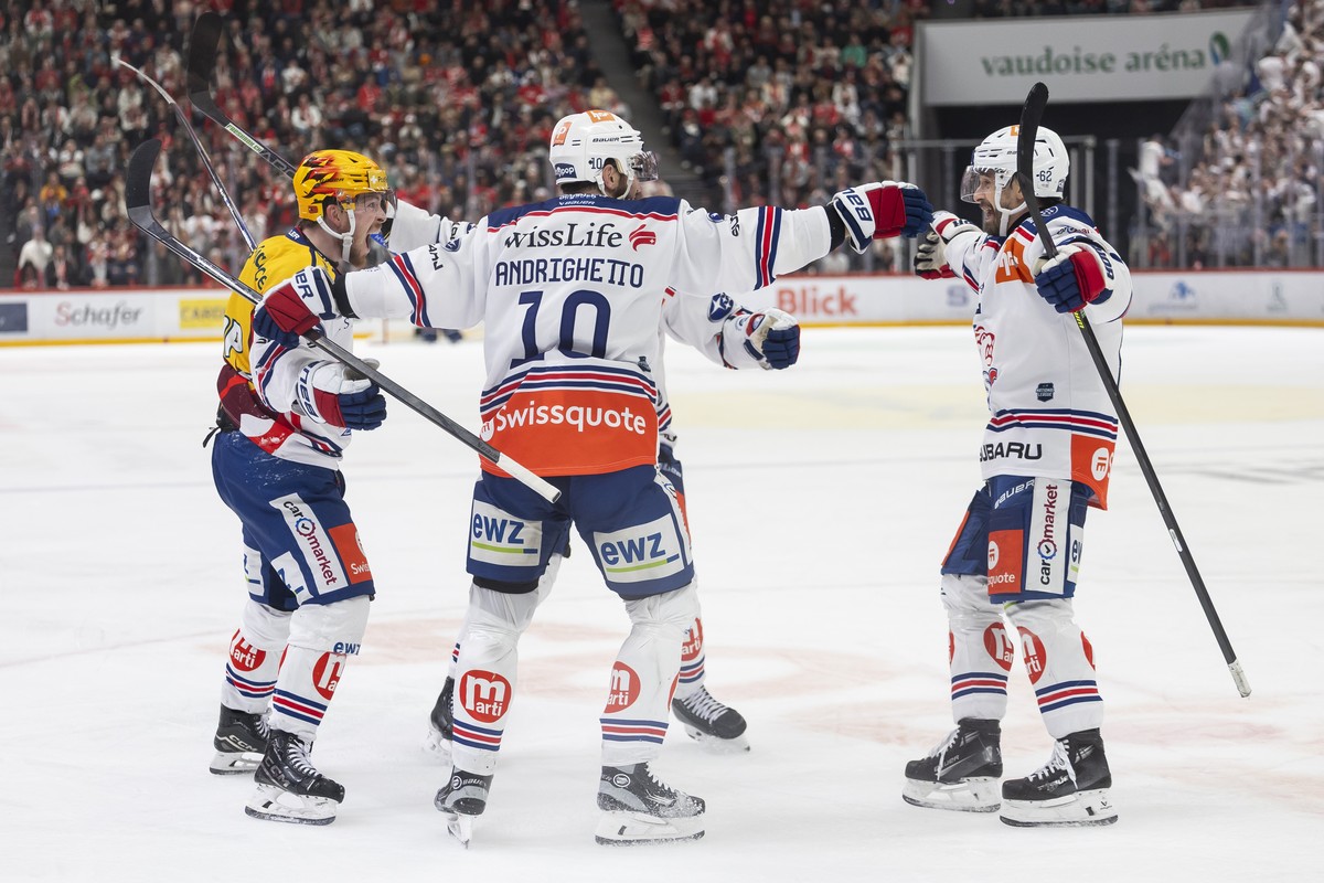 PostFinance Top Scorer Jesper Froeden (ZSC), left, celebrates his goal (2:3) with his teammates Sven Andrighetto (ZSC), center and Denis Malgin (ZSC), during the fifth leg of the National League Swiss ...