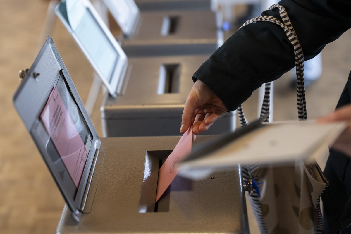 Eine Stimmbuergerin wirft im Stimmlokal im Berner Laenggassquartier ihren Wahlzettel zur Wahl des Stadtpraesidiums in die Urne, am Tag der staedtischen Wahlen, am Sonntag, 24. November 2024 in Bern. D ...