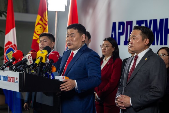 epa11443737 Mongolia&#039;s Prime Minister Luvsannamsrain Oyun-Erdene (C) speaks during a press conference after preliminary results were announced for the Mongolian parliamentary elections at the hea ...