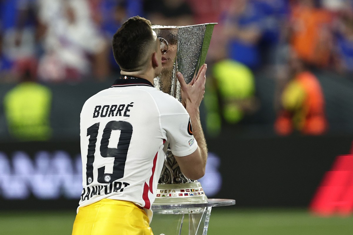 Frankfurt's Rafael Santos Borre kisses the trophy for winners of the Europa League final soccer match between Eintracht Frankfurt and Rangers FC at the Ramon Sanchez Pizjuan stadium in Seville, S ...