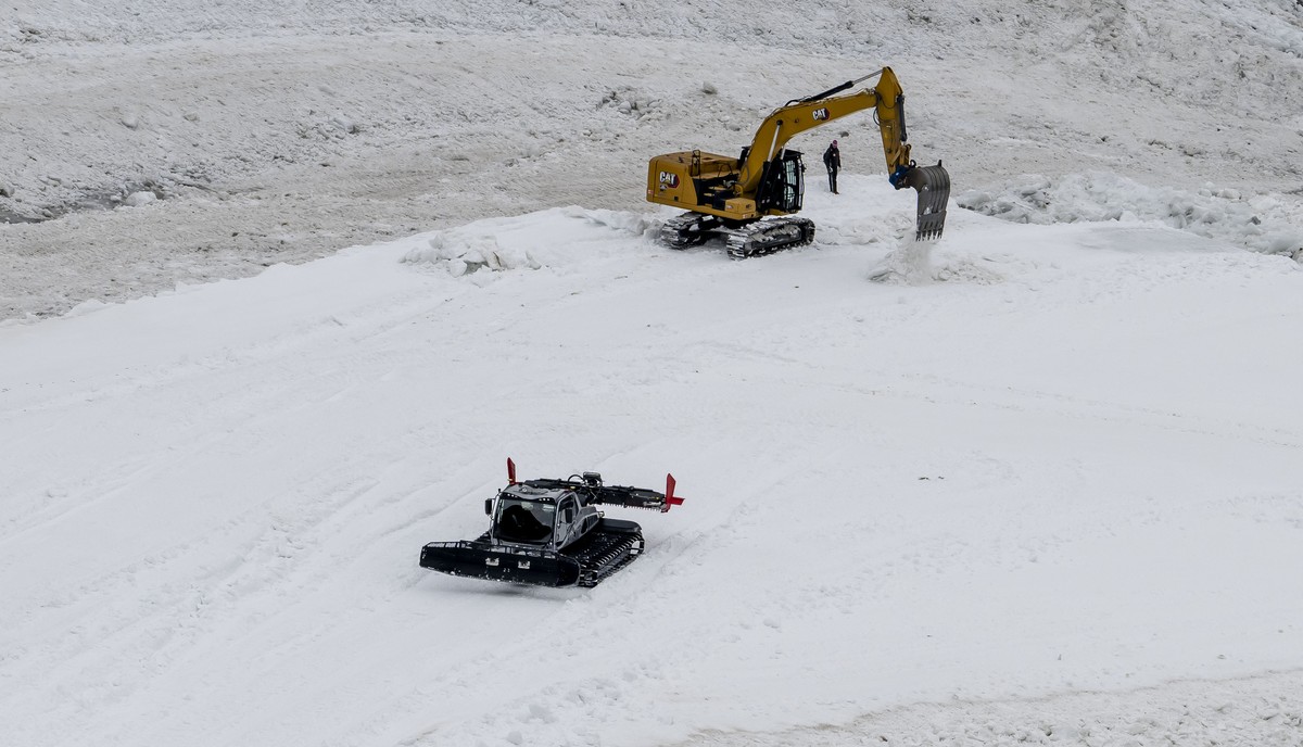 Des dameuses et une pelleteuse preparent la piste de ski "Gran Becca" pour la premiere edition de la Coupe du monde de ski alpin a Zermatt/Cervinia entre "Testa Grigia" et "La ...