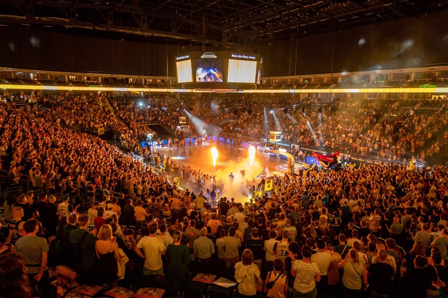 Sport Bilder des Tages Basketball Berlin 10.06.2022 Saison 2021 / 2022 easyCredit BBL / 1. Bundesliga Playoffs Finale Spiel 1 Alba Berlin - FC Bayern München Basketball Mercedes Benz Arena Sportstätte ...