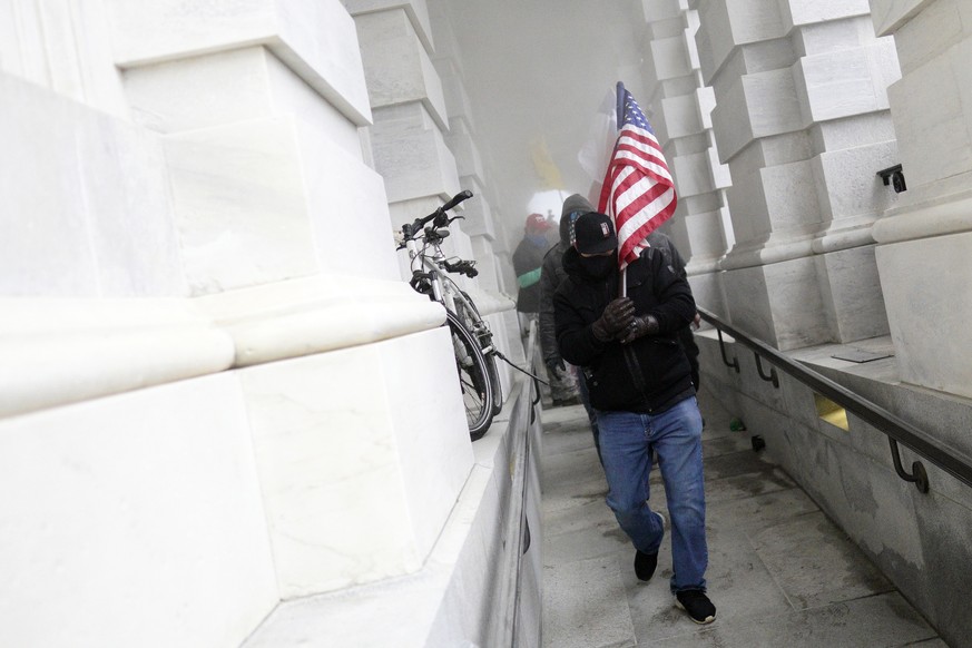 epa08923669 Pro-Trump protesters storm the grounds of the US Capitol, in Washington, DC, USA, 06 January 2021. Various groups of Trump supporters have broken into the US Capitol and rioted as Congress ...