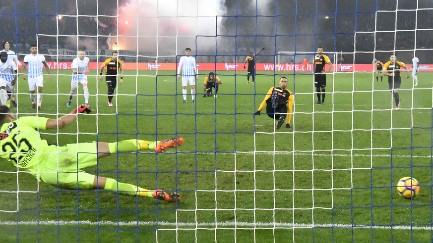 Der Berner Guillaume Hoarau, rechts, bezwingt den Zuercher Torhueter Yanick Brecher, links, mit einem Penalty zum 1-2 fuer YB beim Fussballspiel der Super League FC Zuerich gegen den BSC Young Boys im ...