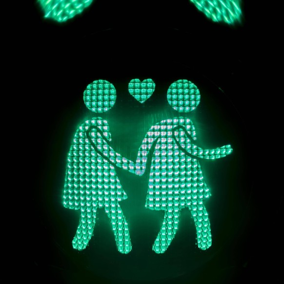 Wien, �sterreich. 6. Dezember 2023. Gr�nes lesbisches Ampelfrauen-P�rchen im Abschnitt Eine wachsende Stadt: Geschichten der Gegenwart im neu wiederer�ffneten Wien Museum, Ausstellung Wien. Meine Gesc ...