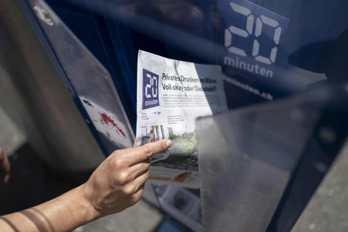 Eine Frau greift die Printausgaben der Pendlerzeitung 20 Minuten, am Dienstag, 17. Juni 2025, in Zuerich. Wie der Herausgeber TX-Group heute informiert wird die Printausgabe von 20 Minuten per Ende 20 ...
