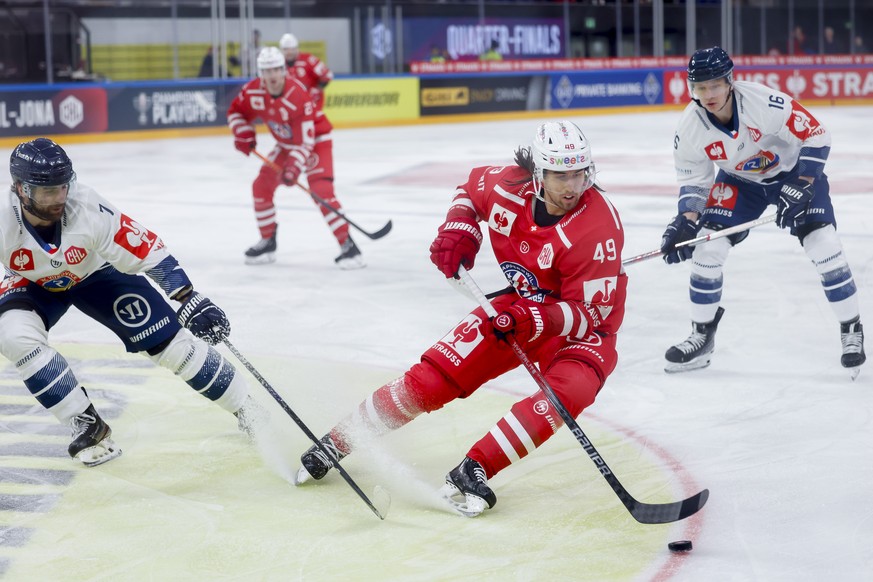 Rapperswil-Jona Lakers Victor Rask, center, fights for the puck against Vitkovice Mario Grman, left, and Vitkovice Matej Pribyl during the Champions Hockey League quarter final game between Switzerlan ...