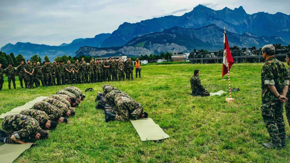 Um den Beginn des islamischen Opferfests Bayram zu begehen, hat die Schweizer Armee eine muslimische Feldpredigt abgehalten. SVP-Glarner reagiert empört, GLP-Flach reagiert trocken.