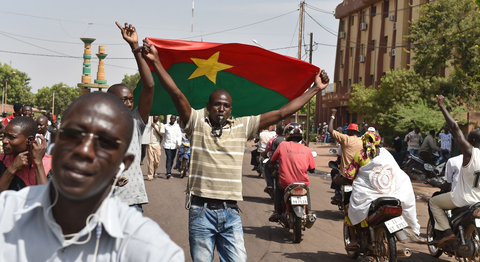 Feiernde Regierungsgegner in Ouagadougou – um 13.30 Uhr (Ortszeit) gab Blaise Compaoré nach 27 Jahren den Rücktritt vom Präsidentenamt bekannt.