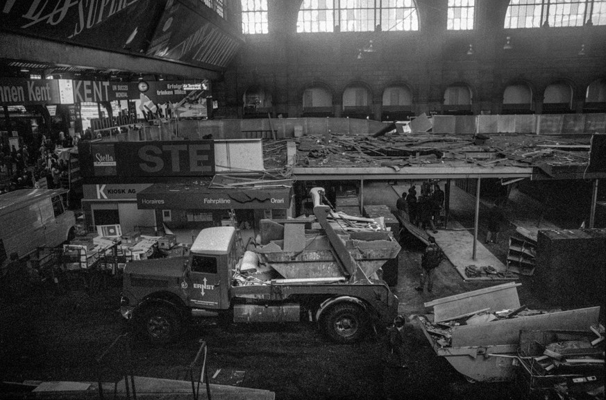 Grosser Sachschaden durch eine Bombenexplosion am 20. November in einem Schliessfach im Zuercher Hauptbahnhof, aufgenommen am 21. November 1971. (KEYSTONE/Str)