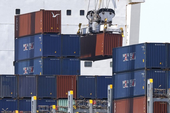 epa12238230 A crane lifts cargo from a container ship at the Port of Oakland in Oakland, California, USA, 14 July 2025. Recent tariff increases and trade policies, particularly those related to China, ...