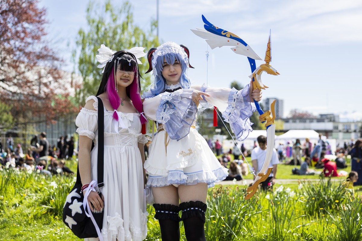 Des personnes portant des deguisements posent pour le photographe lors du festival Polymanga ce samedi, 19 avril 2025 sur le site de Beaulieu a Lausanne. Le festival Polymanga, la grand-messe de la po ...