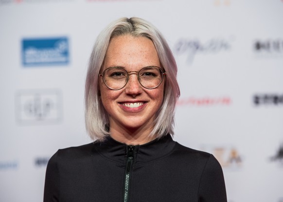 ARCHIV - 01.04.2019, Hessen, Frankfurt/Main: Die Sängerin Stefanie Heinzmann steht auf dem Roten Teppich. Sie war zu Gast in der HIT RADIO FFH-Sendung &quot;Silvia am Sonntag&quot;. Foto: Andreas Arno ...