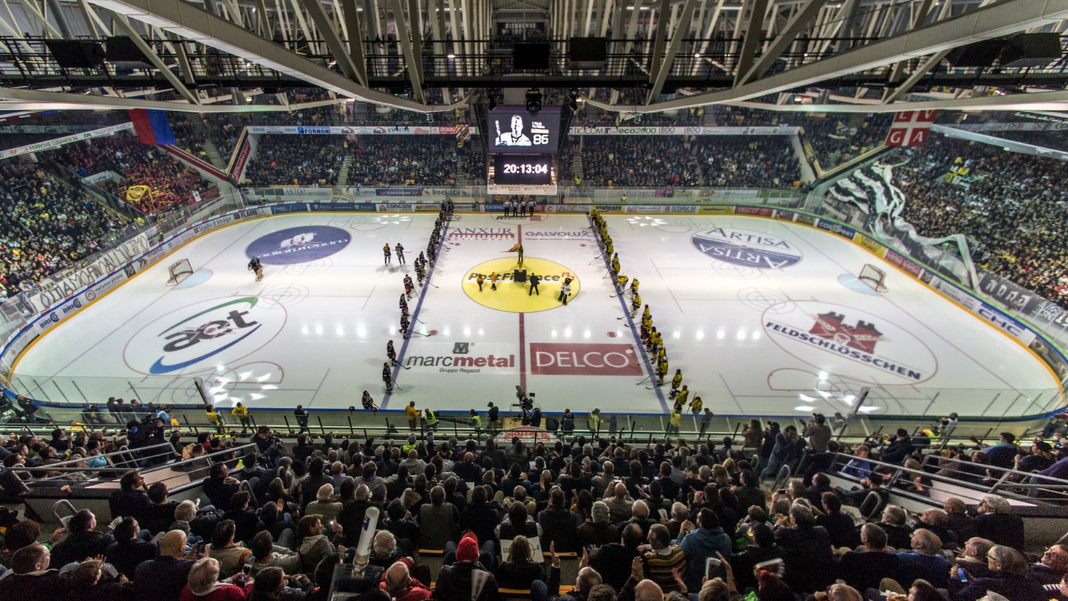 Blick in die Eishalle, vor dem dritten Eishockey Playoff-Finalspiel der National League A zwischen dem HC Lugano und dem SC Bern, in der Resega Halle in Lugano, am Donnerstag, 7. April 2016. (KEYSTONE ...