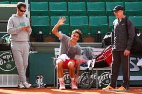 Federer winkt nach dem Training in die Kameras.