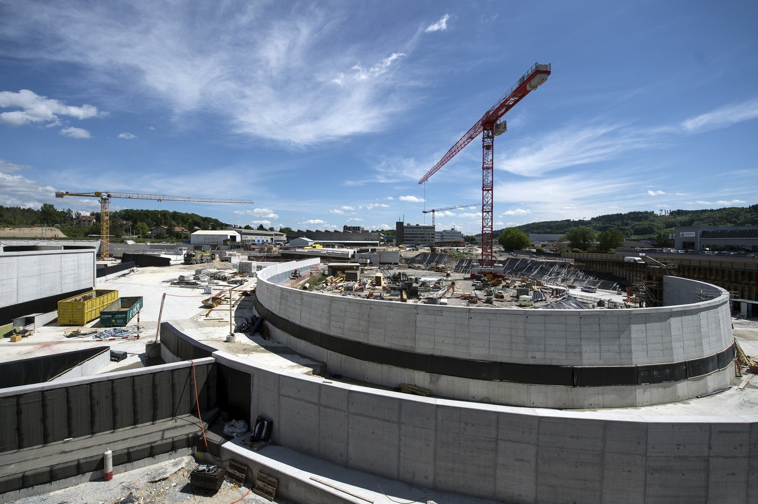 Sicht auf die Baustelle der Nationalstrasse N5 "Brueggmoos", am Donnerstag, 7. Mai 2015, in Biel. Die Arbeiten dauern noch bis in das Jahr 2017. (KEYSTONE/Peter Schneider)