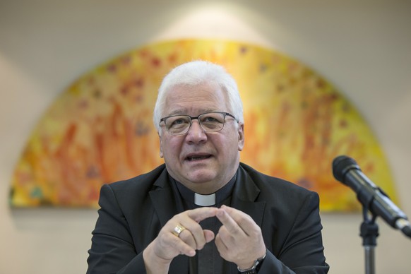 Bischof Markus Buechel, Praesident der Schweizerischen Bischofskonferenz, spricht waehrend einer Medienkonferenz, am Donnerstag, 27. November 2014 in Bern. (KEYSTONE/Peter Klaunzer)
