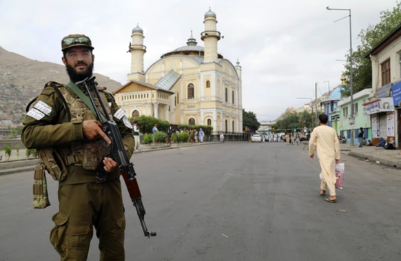 Ein Taliban-Kämpfer bewacht eine Straße in Kabul, Afghanistan.
