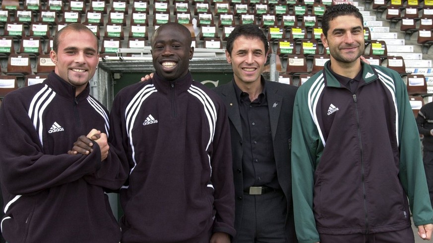 Trainer Marcel Koller (zweiter von rechts) freut sich mit seinen Stuermern auf das UEFA CUP Spiel St. Gallen Bruegge, das Morgen, am 9. November 2000 stattfindet. Von links Giorgio Contini, Charles Am ...