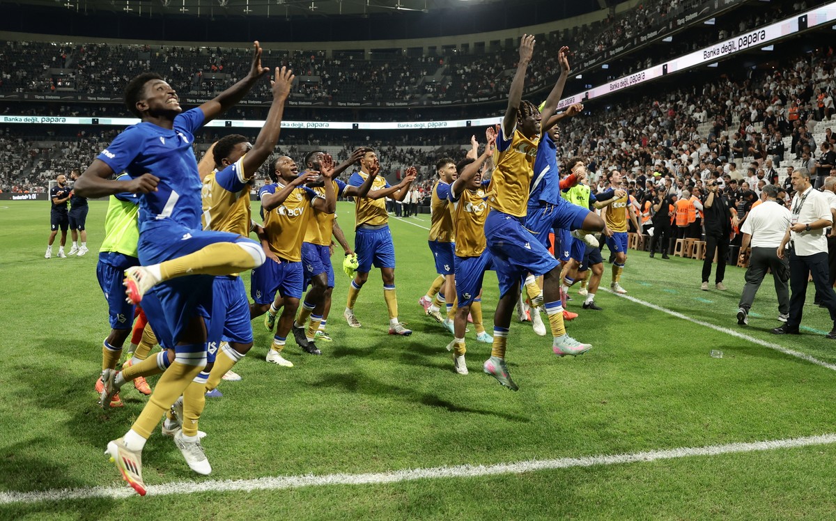 epa12331407 Players of Lausanne celebrate after winning the UEFA Conference League play-offs, 2nd leg match between Besiktas and Lausanne-Sport in Istanbul, Turkey, 28 August 2025. EPA/ERDEM SAHIN