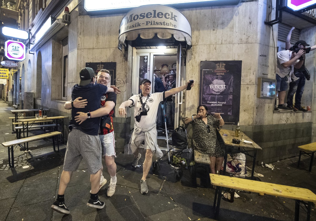 Fans of Eintracht Frankfurt celebrate their team's victory against the Glasgow Rangers in the Europa League final soccer match at the "Moseleck" scene pub, in Frankfurt/Main, Germany, W ...