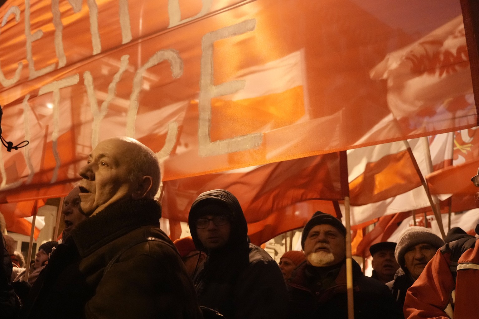 Zwolennicy prawicowej partii Prawo i Sprawiedliwość demonstrują przed budynkiem parlamentu w Warszawie, czwartek, 11 stycznia 2024 r. PiS, sfrustrowany niedawną utratą władzy, wezwał...